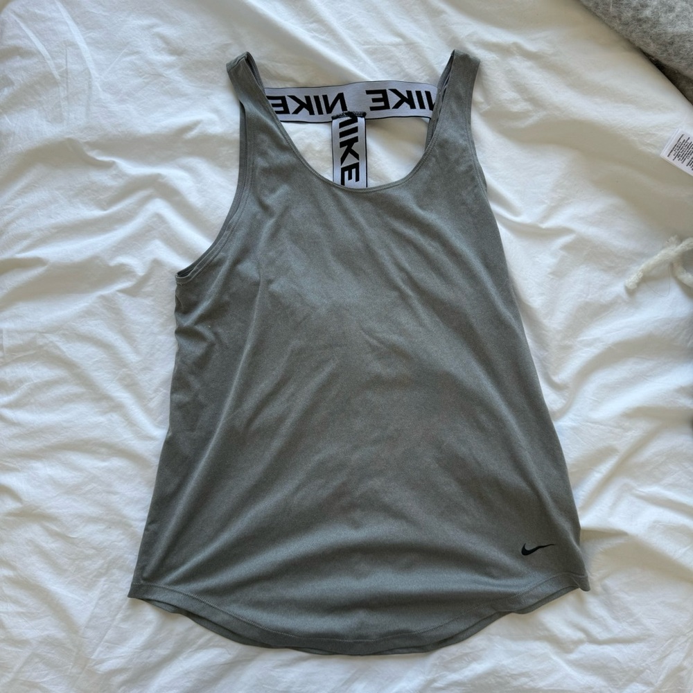 Nike open back dri fit tank | medium | excellent condition